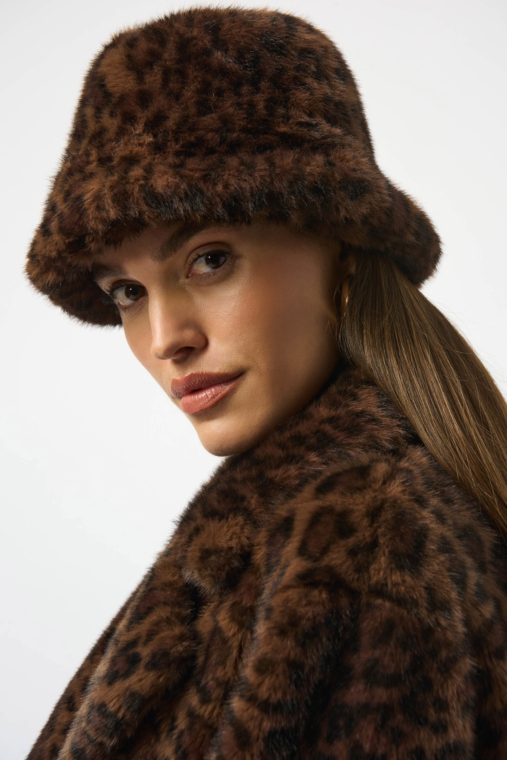 Chapeau seau en fausse fourrure à imprimé léopard Joseph Ribkoff 253975X