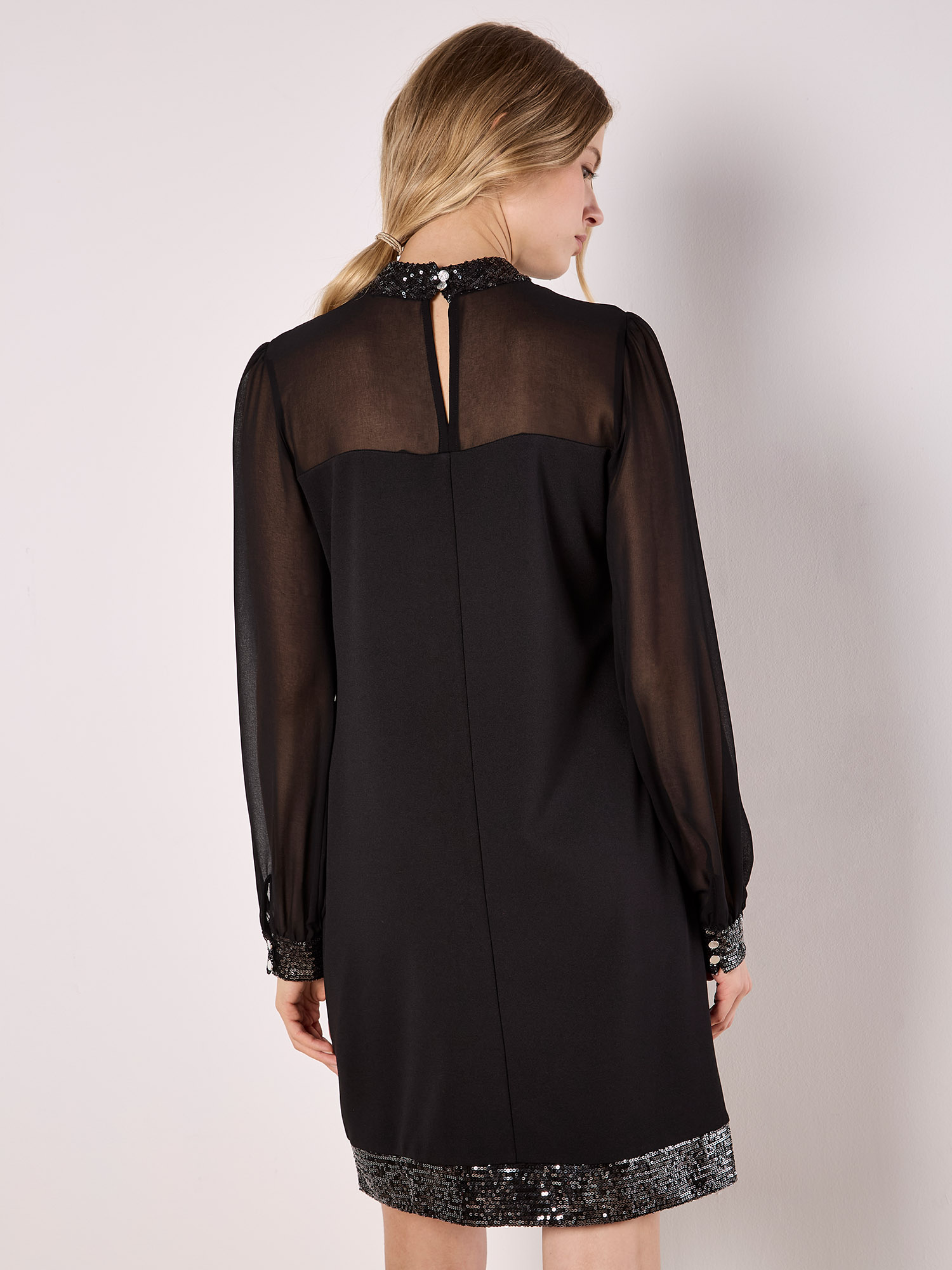 Robe avec brillants au col et aux manches Apricot