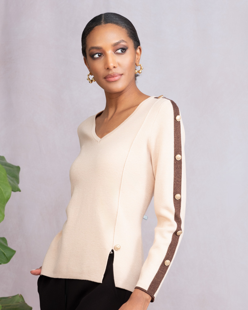 Pull col v avec bouton sur la manche Alison Sheri A46210