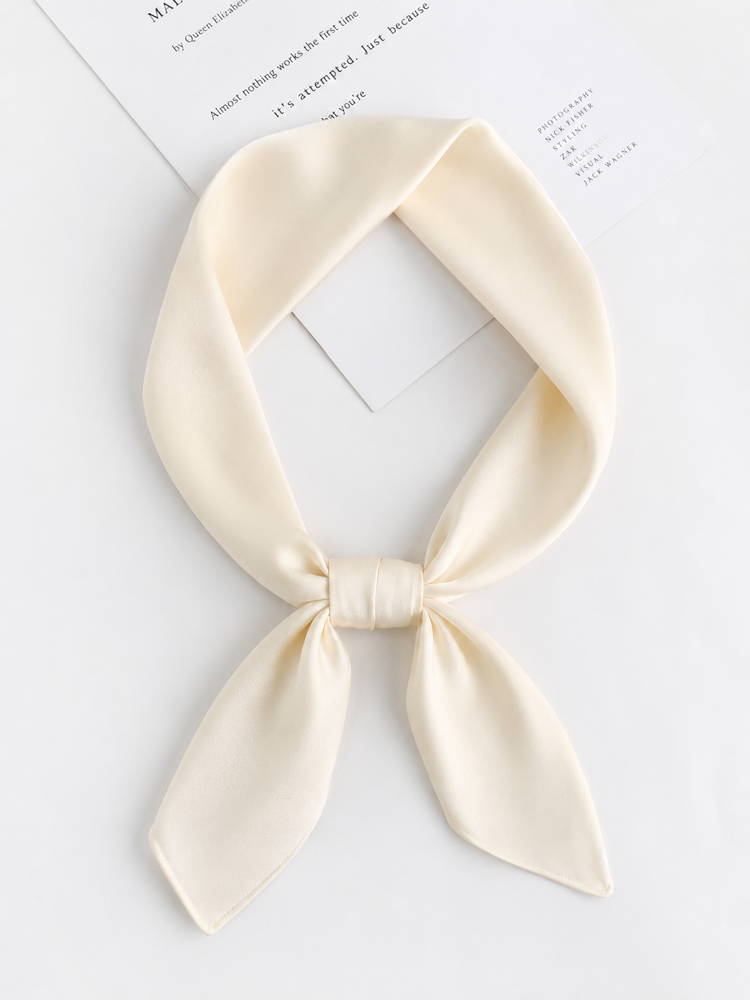 Foulard carré en satin à couleur unie