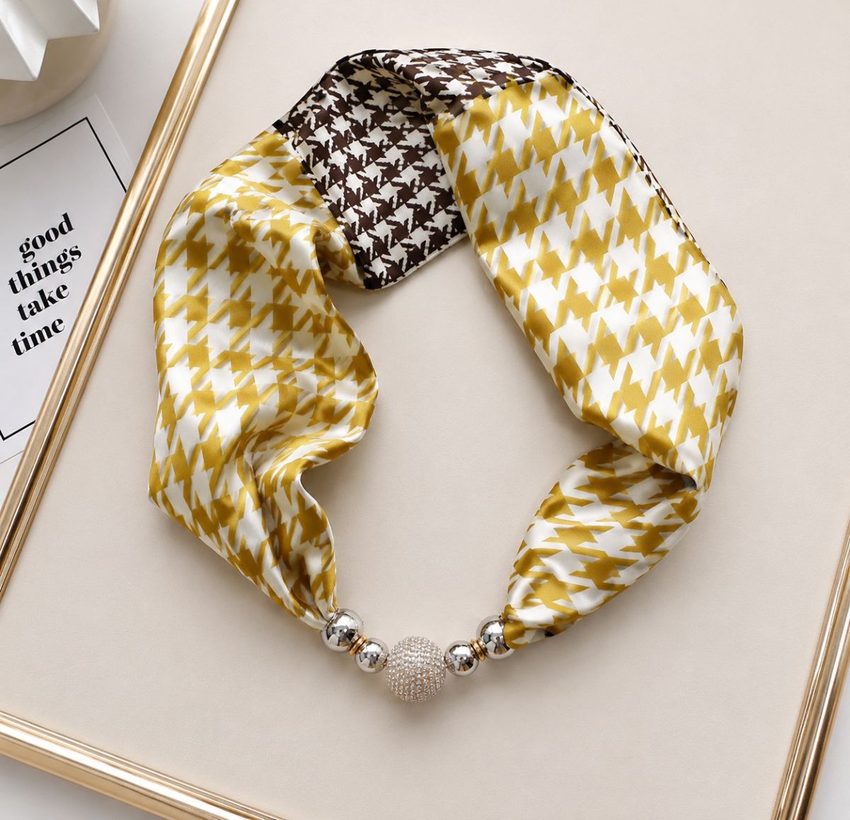 Foulard satiné avec perle magnétique