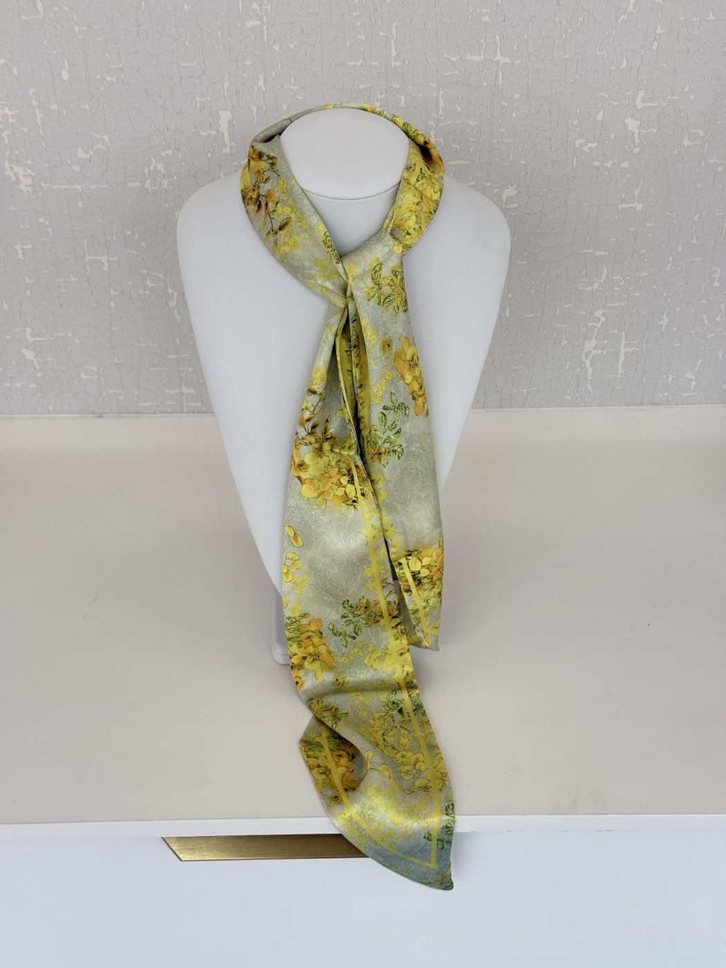 Écharpe étroite en soie à imprimé avec fleurs jaunes