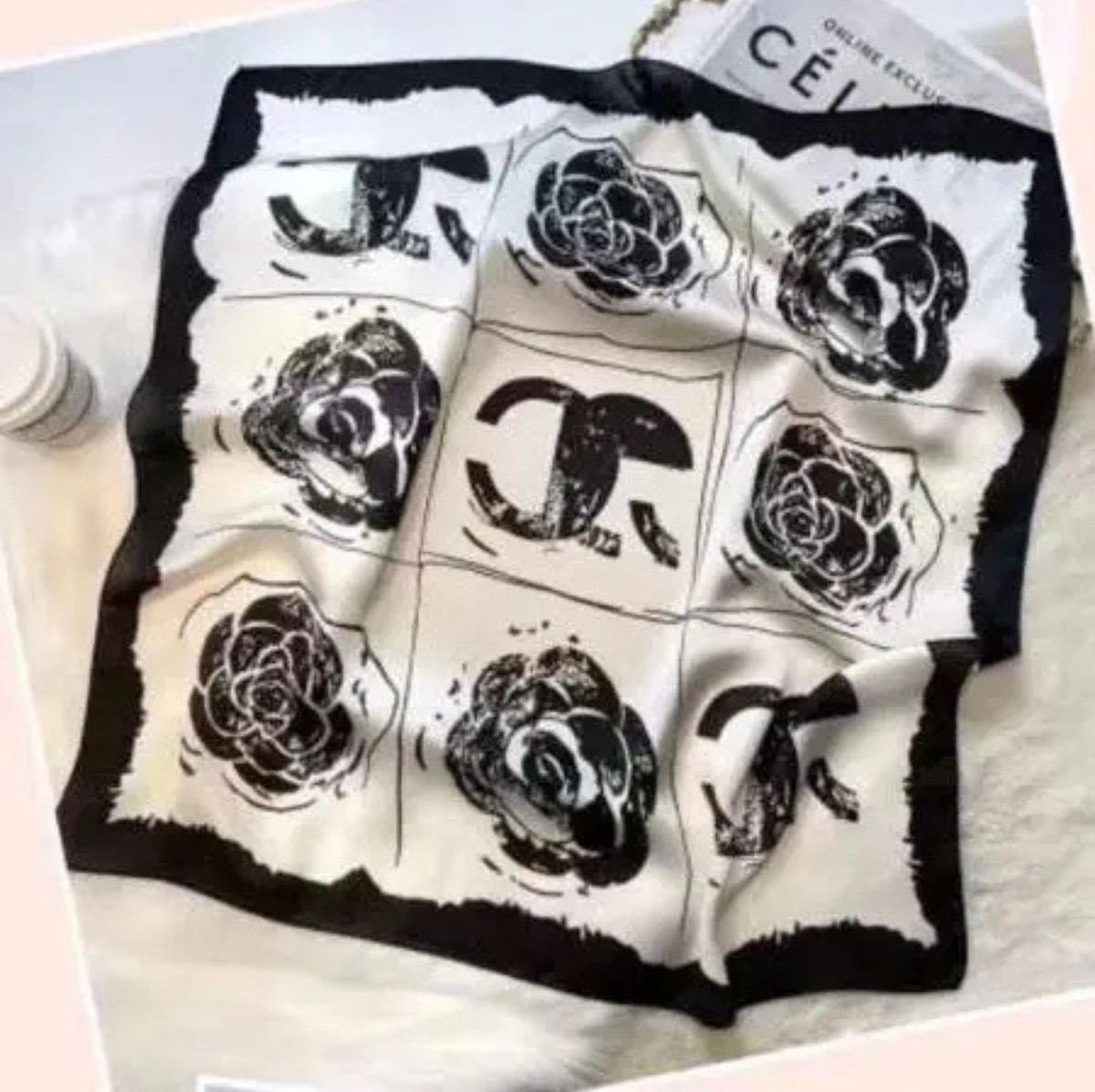 Écharpe style Chanel LUV & Co