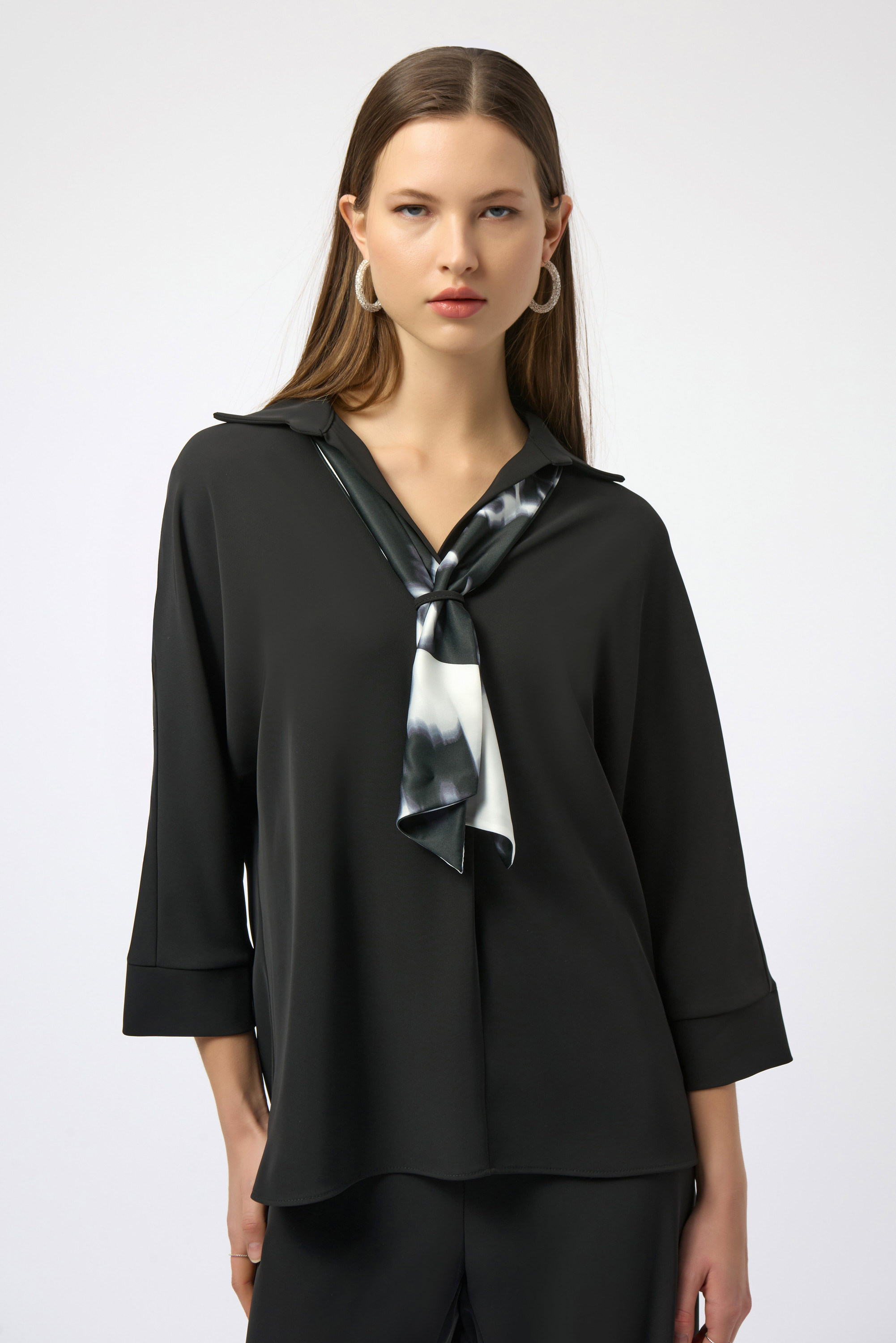 Haut ample en sergé tissé avec foulard en satin imprimé Joseph Ribkoff 