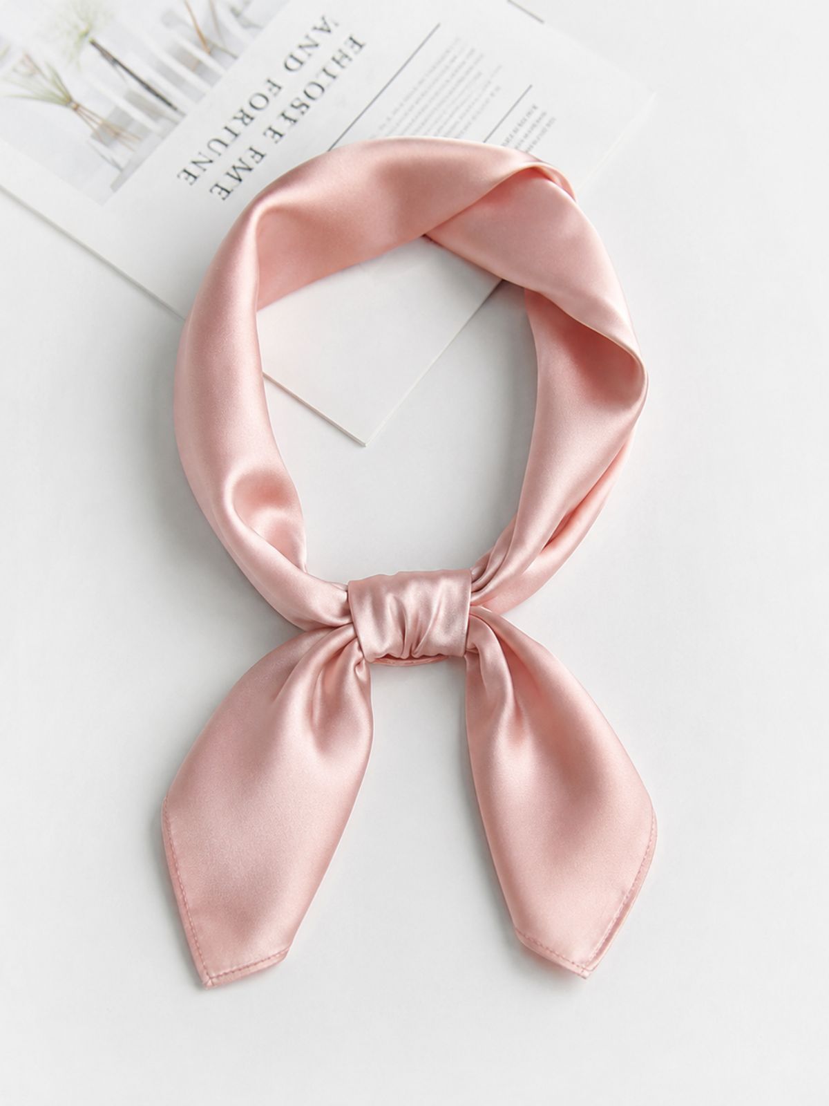 Foulard carré en satin à couleur unie