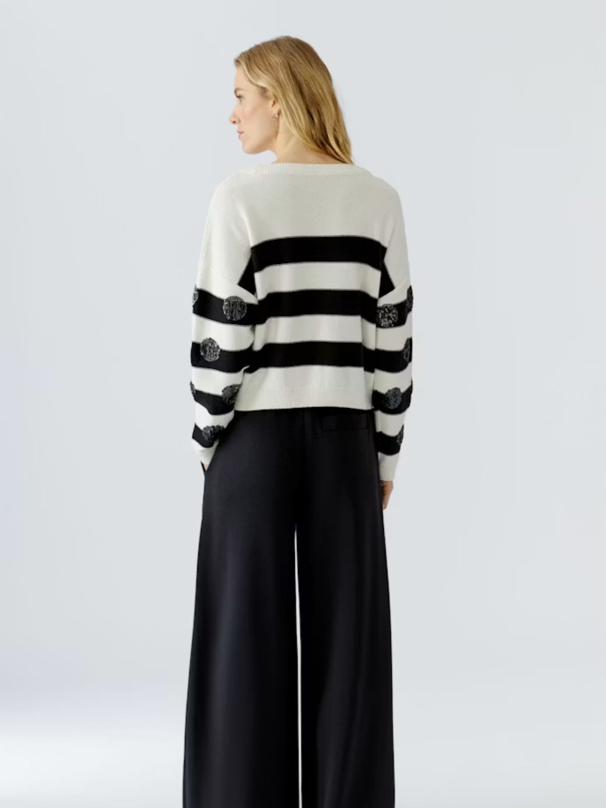 Pull rayé avec picots en paillettes.