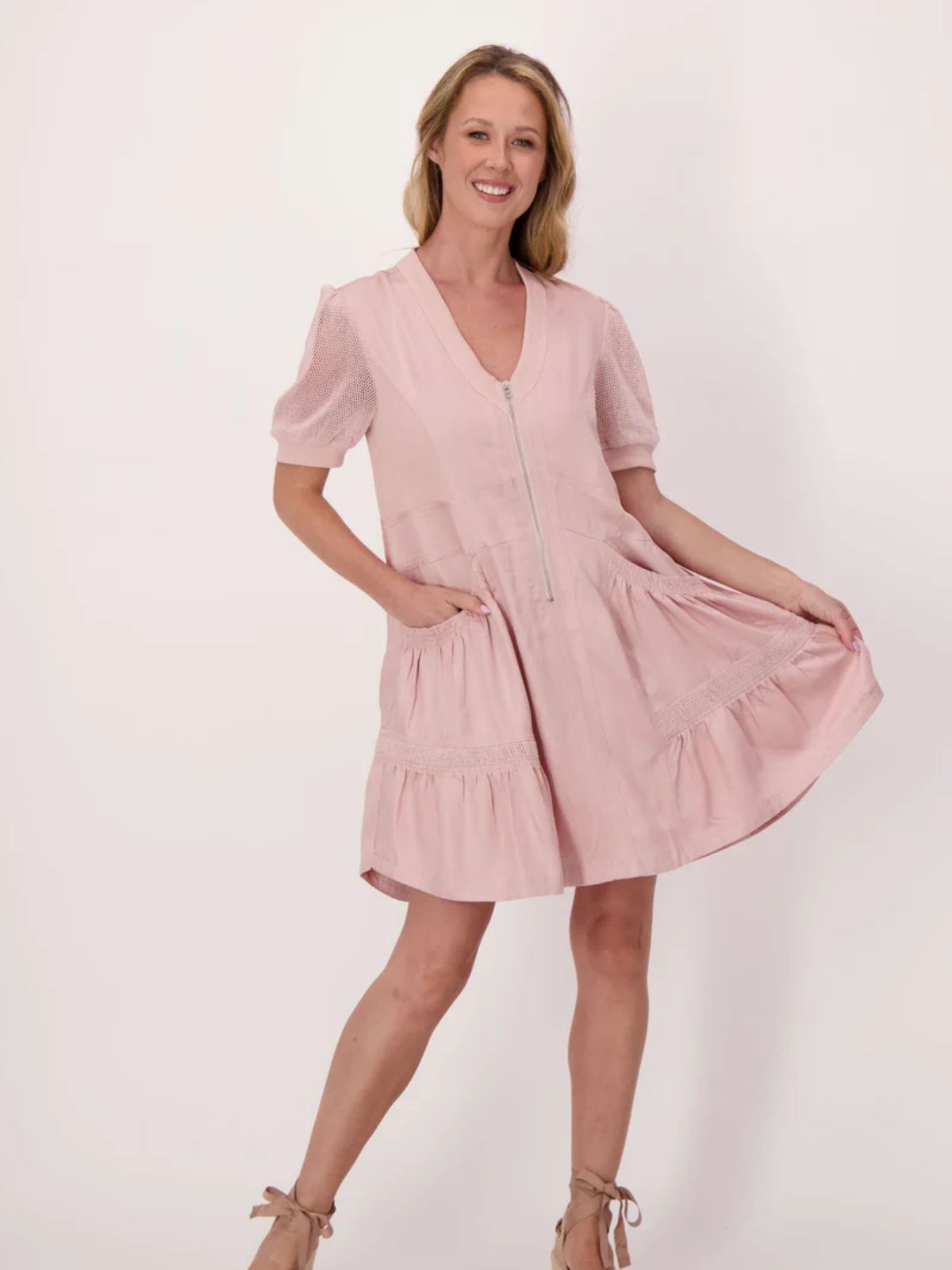 Robe à manches courtes avec empiècements en mesh à volants Gabby Isabella 