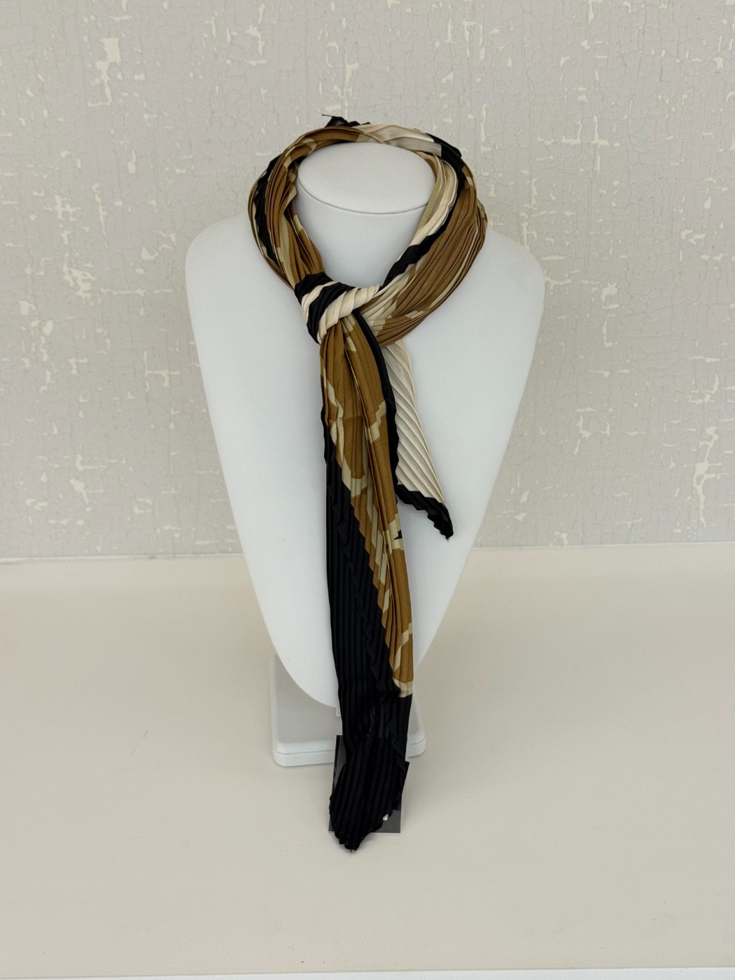 Écharpe carrée décorative jaune et noire à effet froissé