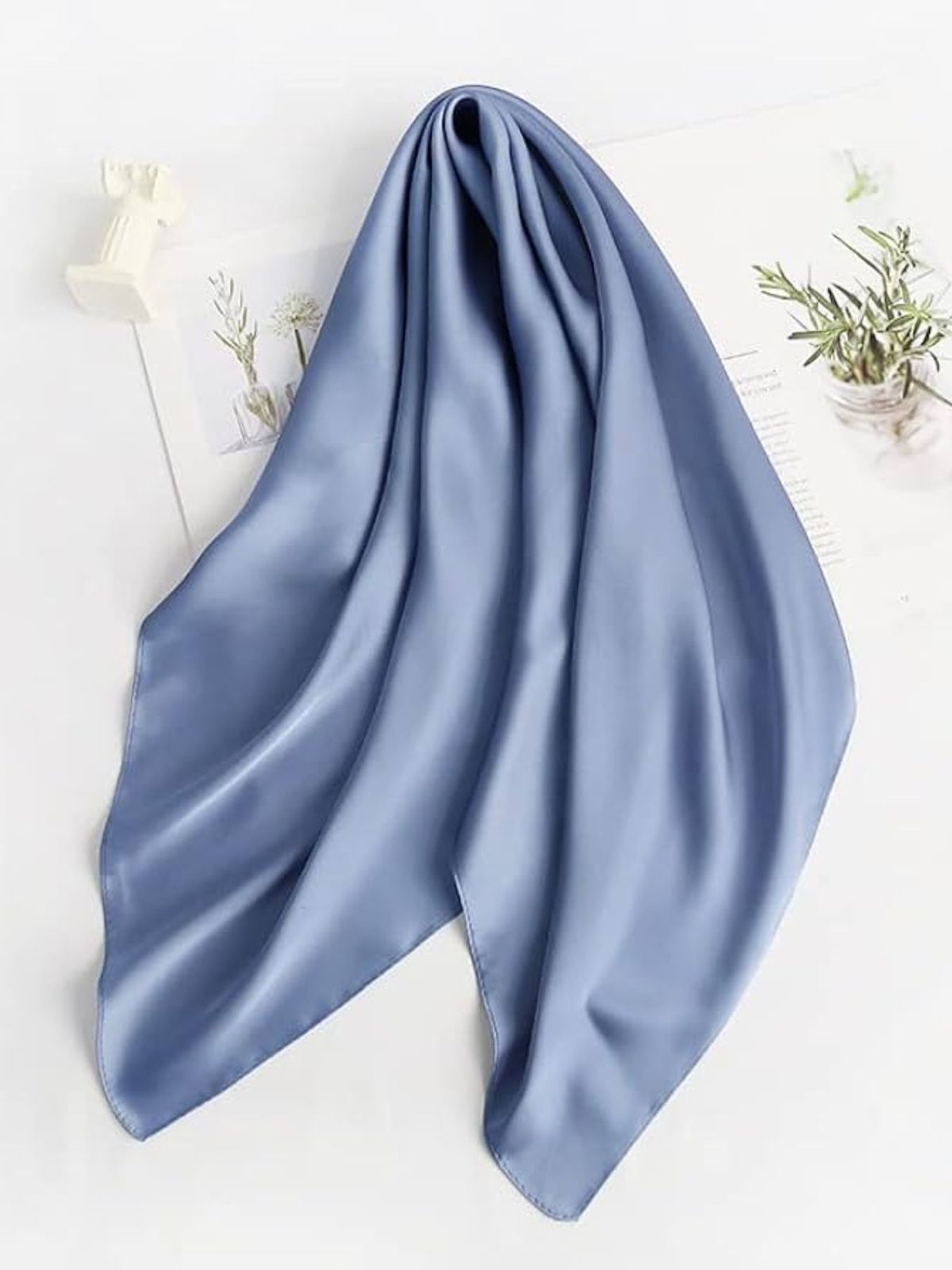 Foulard carré en satin à couleur unie