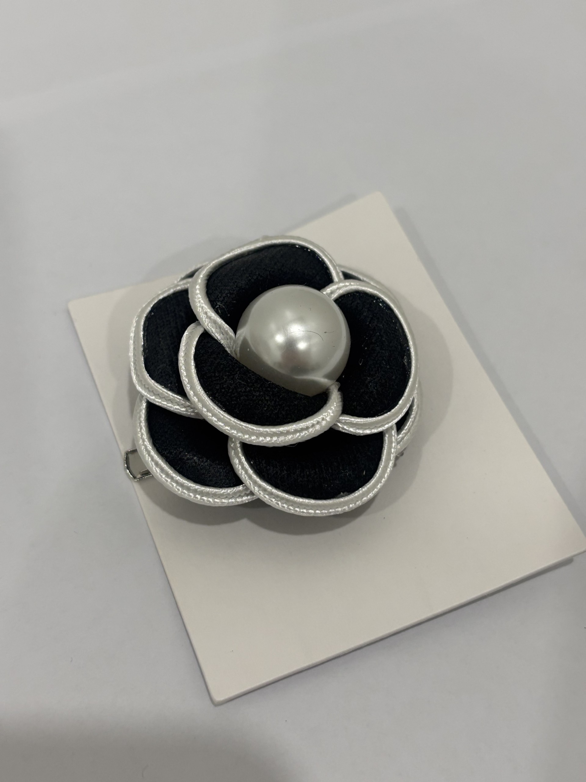 Broche à fleur noir/blanc Tom & Eva 