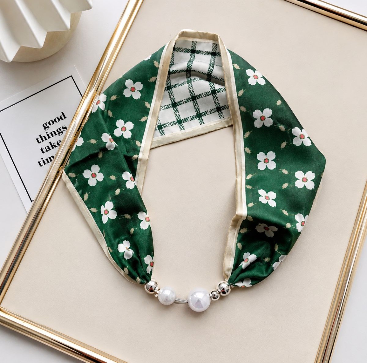 Foulard satiné avec perle magnétique