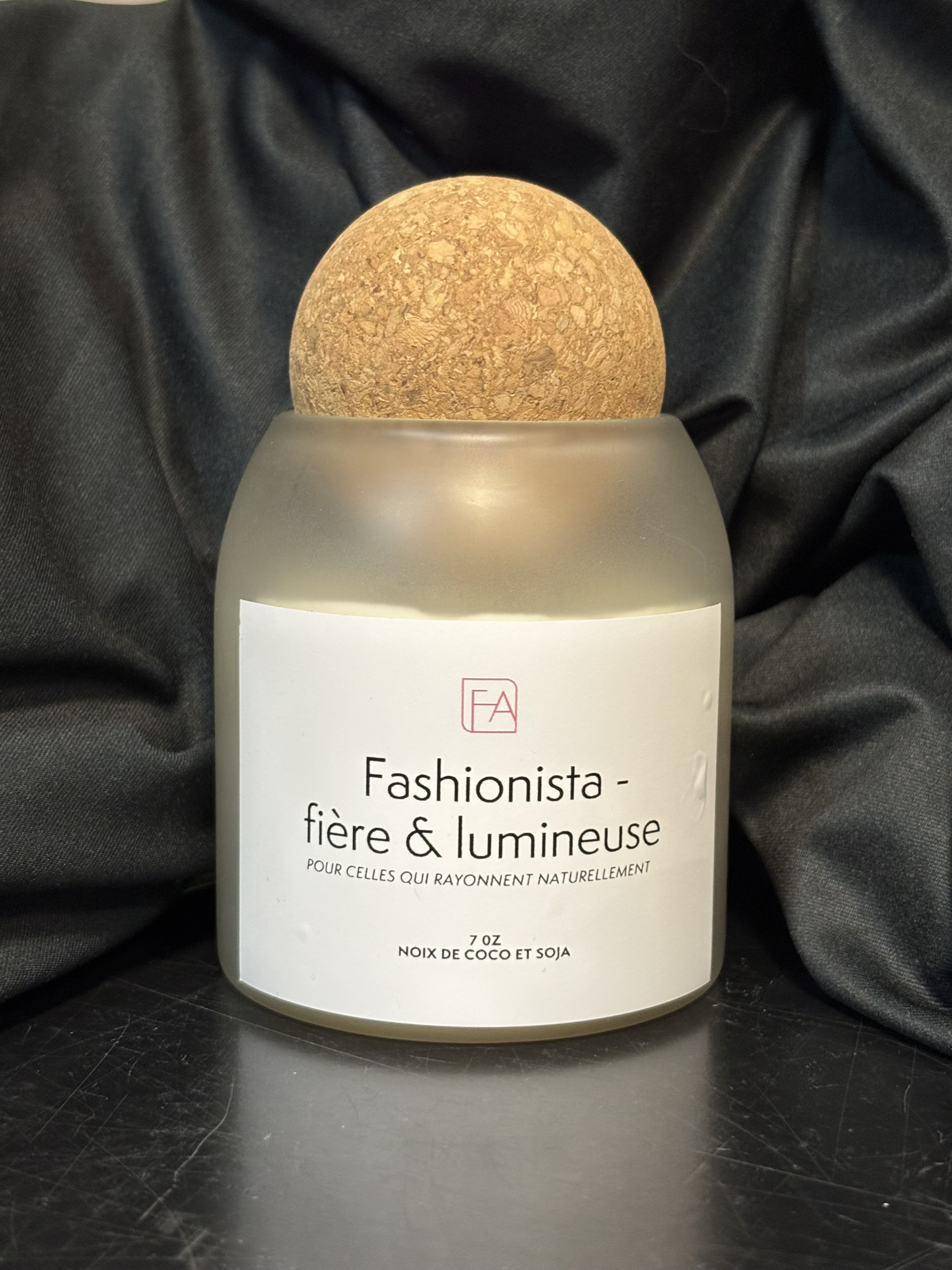 Chandelle Fashionista- fière et lumineuse (Sandalwood & Cacao Blanc)