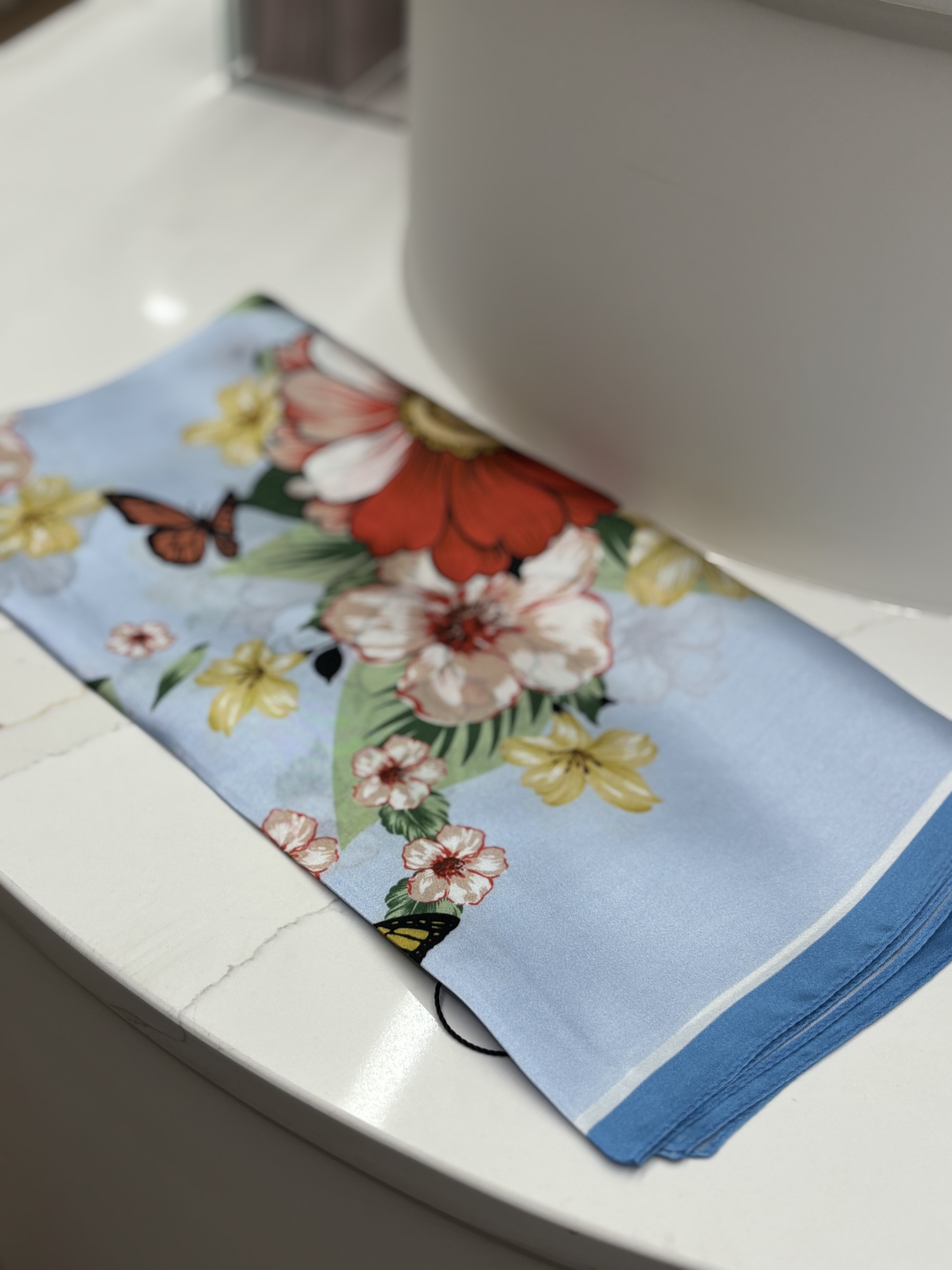 Foulard en soie avec fleur et papillon Tom & Eva 