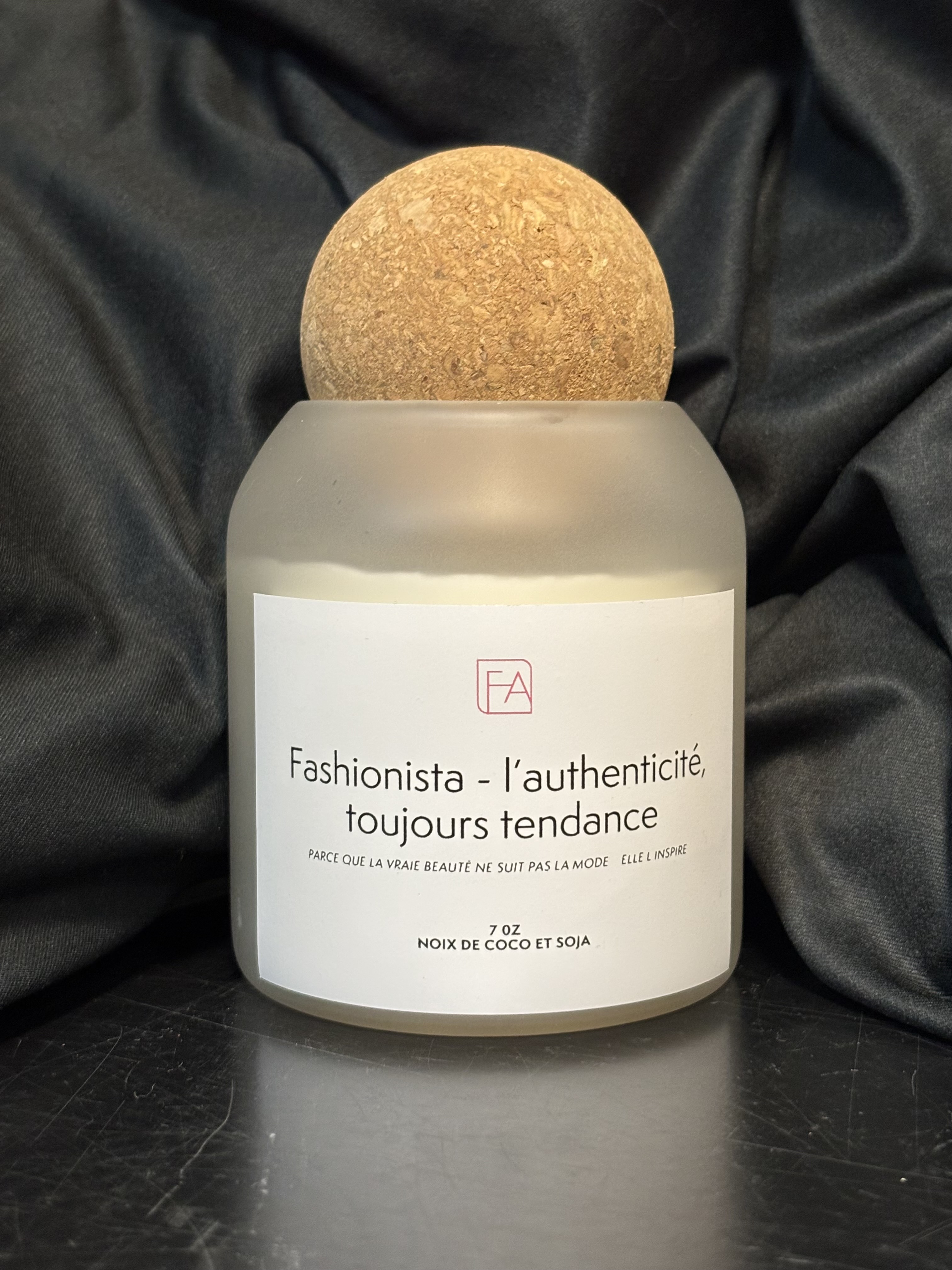 Chandelle Fashionista- l`authenticité, toujours tendance (Sandalwood & Cacao Blanc)