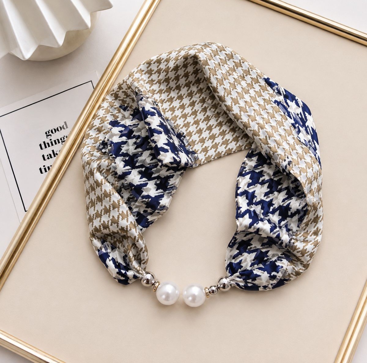 Foulard satiné avec perle magnétique
