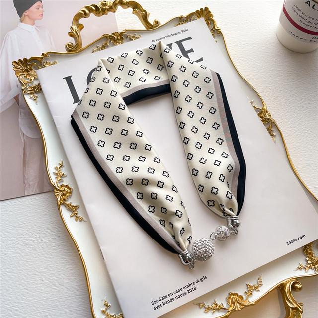 Foulard satiné avec perle magnétique