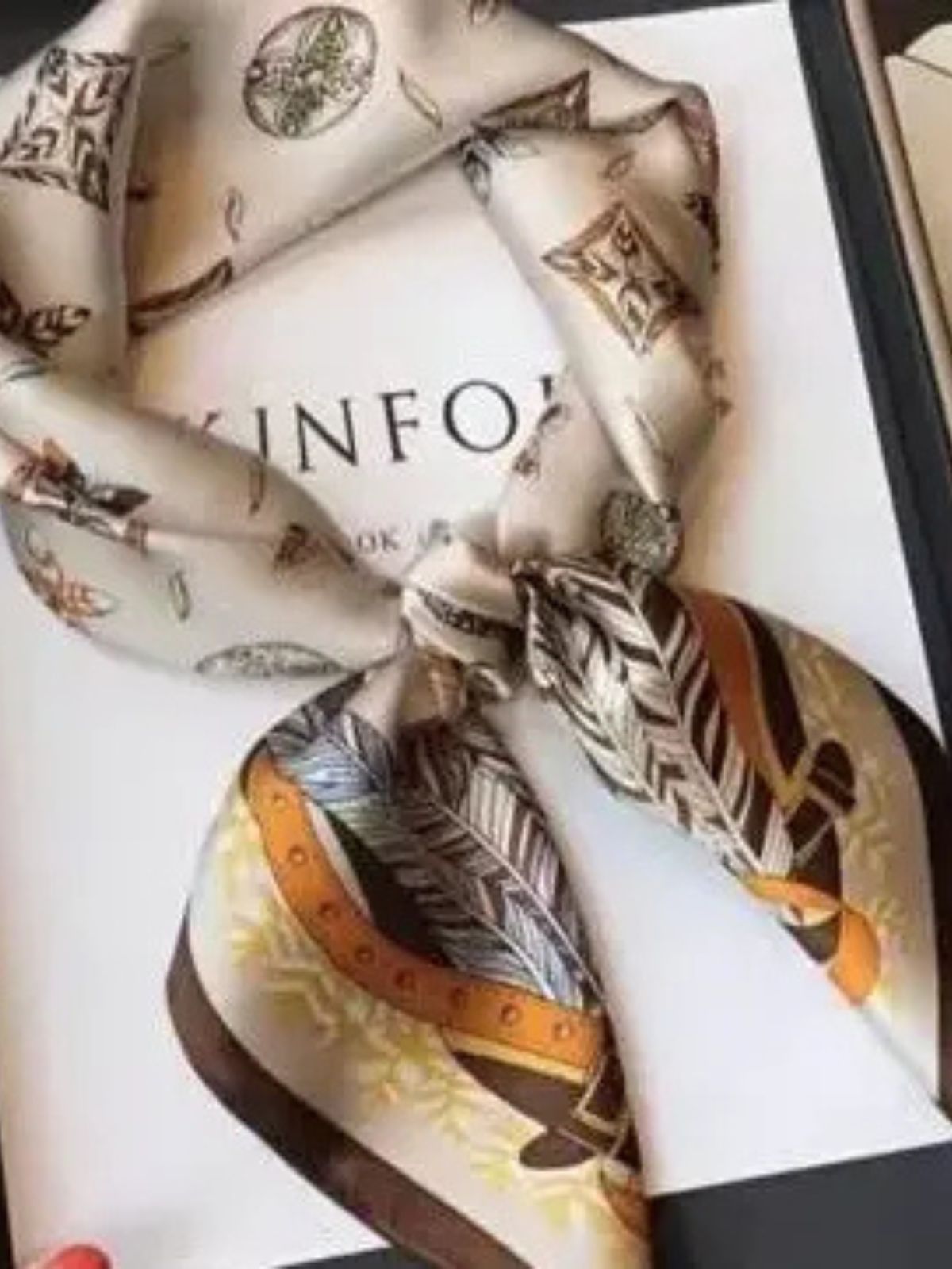 Écharpe à motif de plume LUV & Co