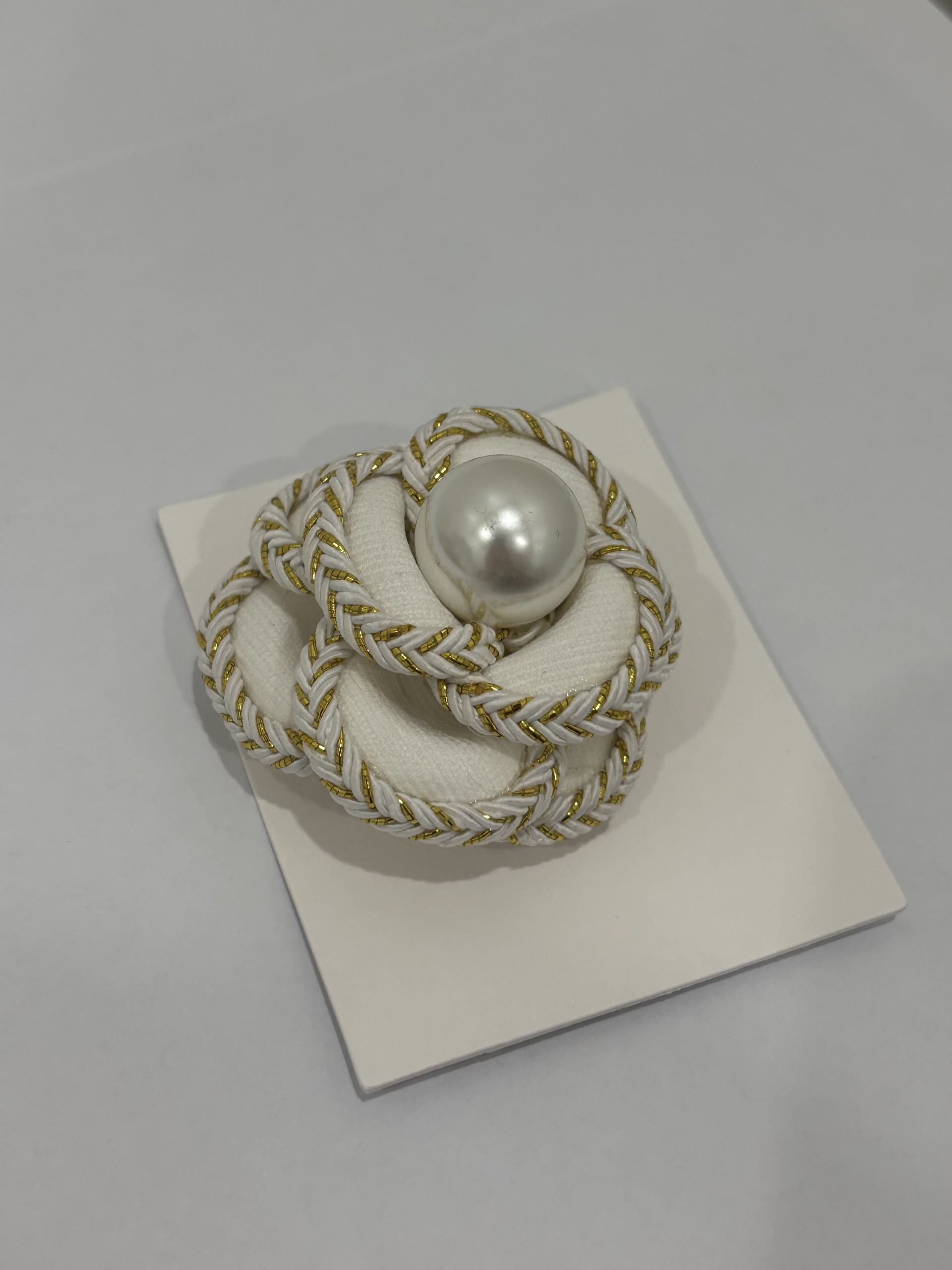 Broche à fleur blanc/gold Tom & Eva 