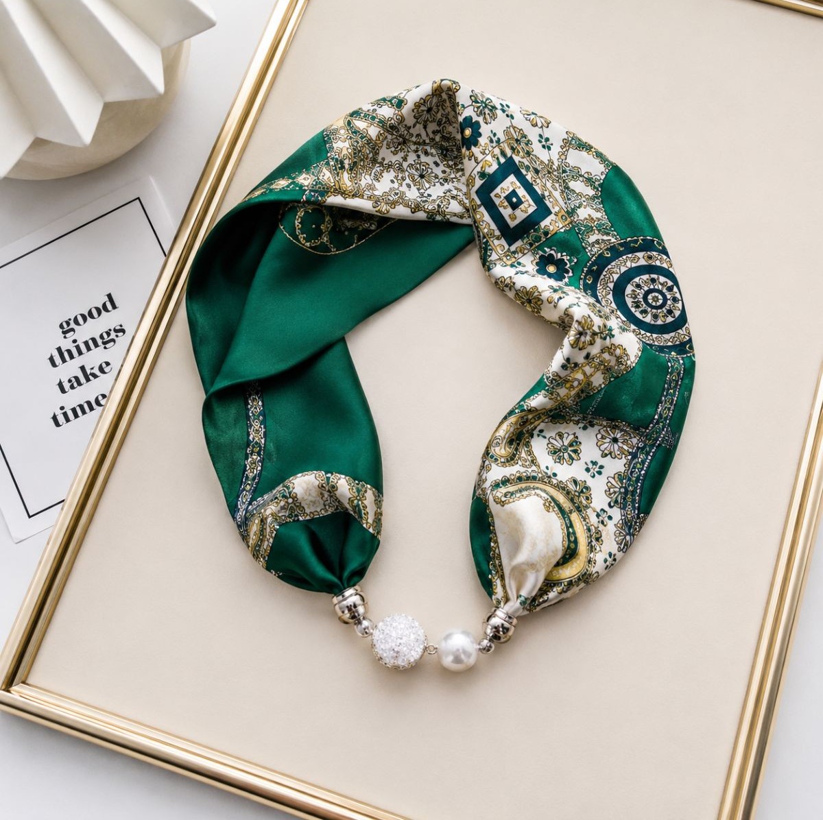 Foulard satiné avec perle magnétique