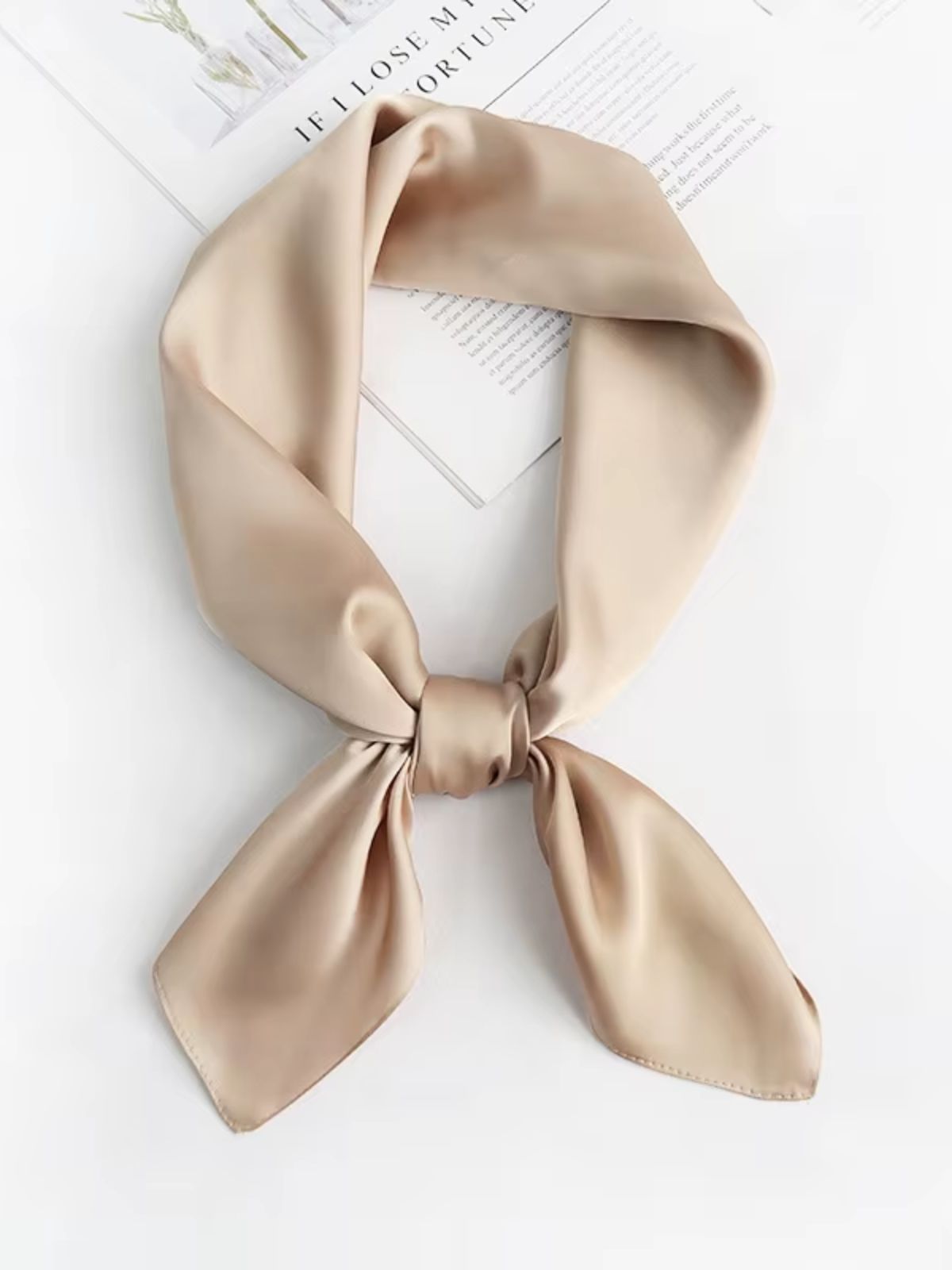 Foulard carré en satin à couleur unie
