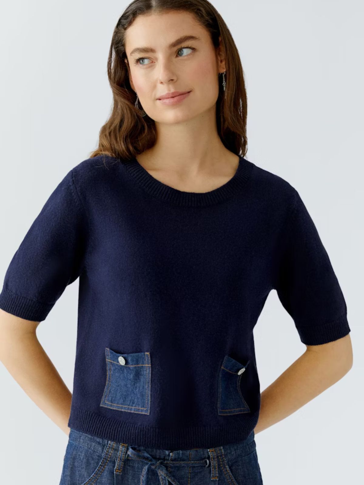 Pull avec poche et manche court OUI