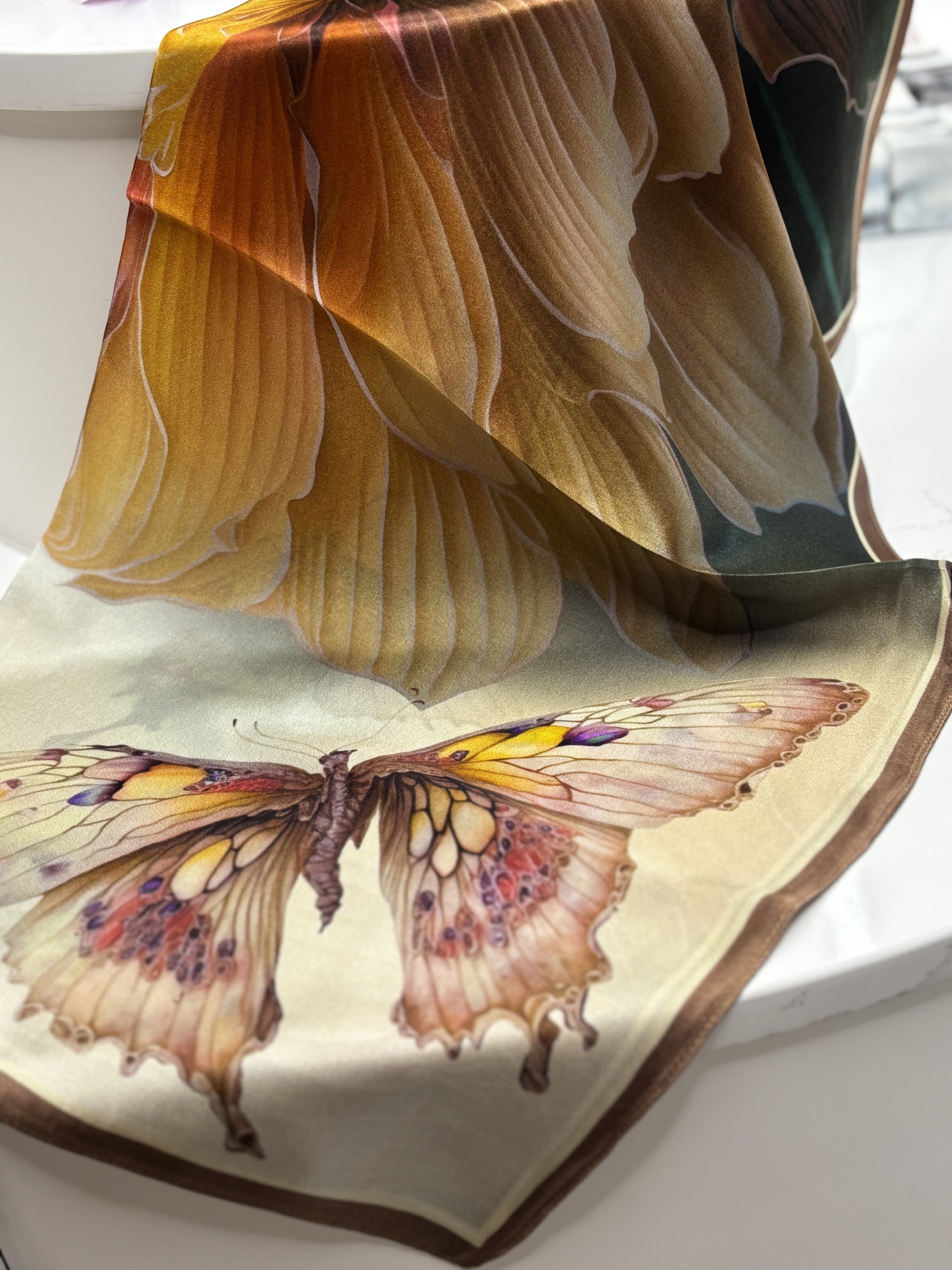 Foulard en soie avec fleur et papillon Tom & Eva 