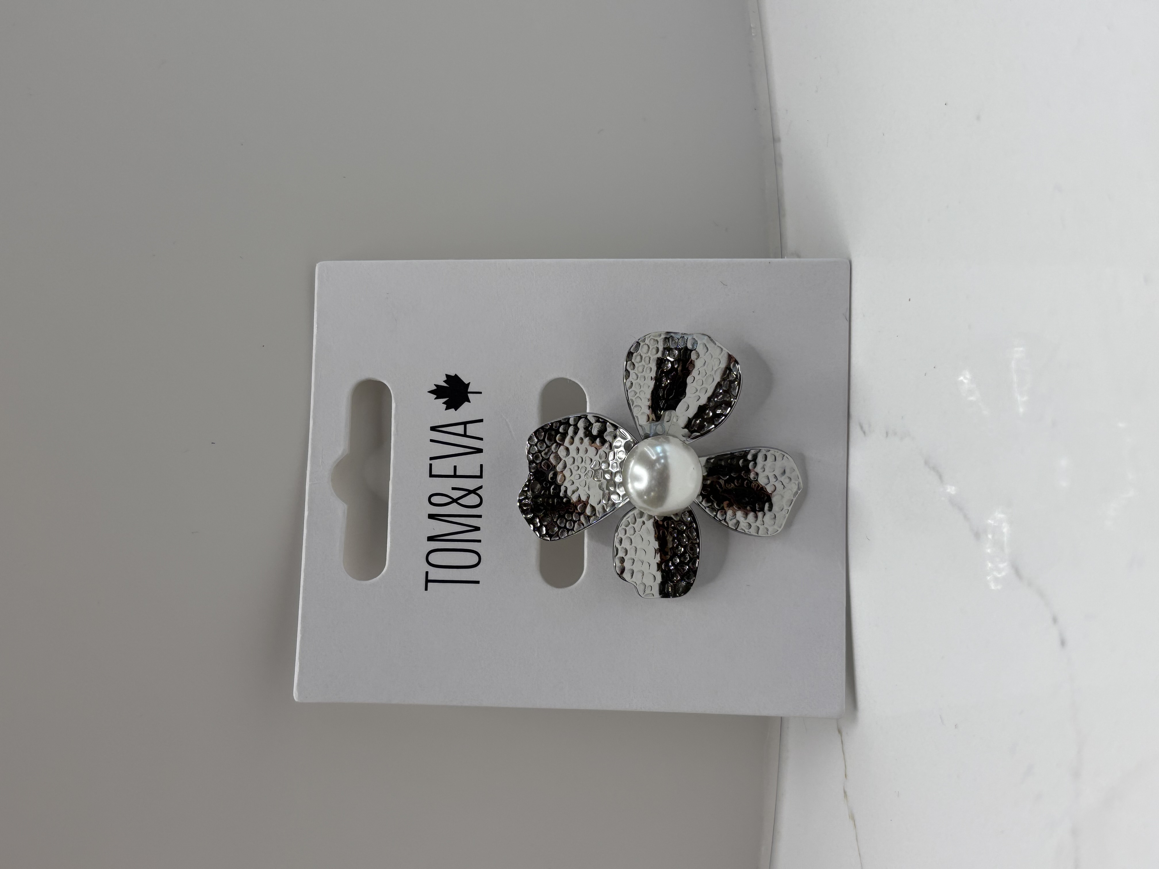 Broche en fleur avec perle Tom & Eva 